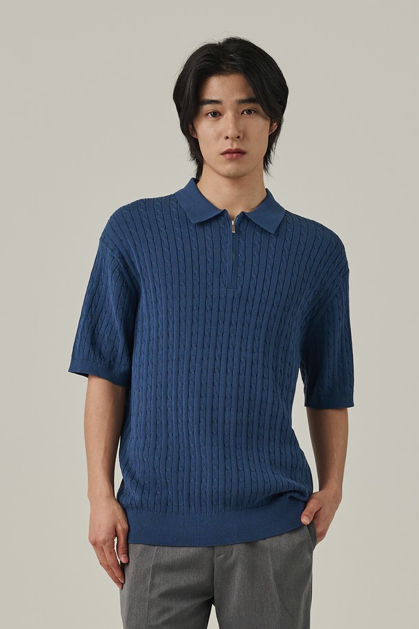 케이블 패턴이 돋보이는 딥블루 색상의 남성용 반팔 니트입니다. 면, 레이온, 스판덱스 혼방 소재로 부드러운 촉감과 통기성이 뛰어나 여름철 일상복으로 적합합니다. 슬림핏에 하프 집업 카라 디자인으로 캐주얼하면서도 트렌디한 스타일을 연출할 수 있습니다.
