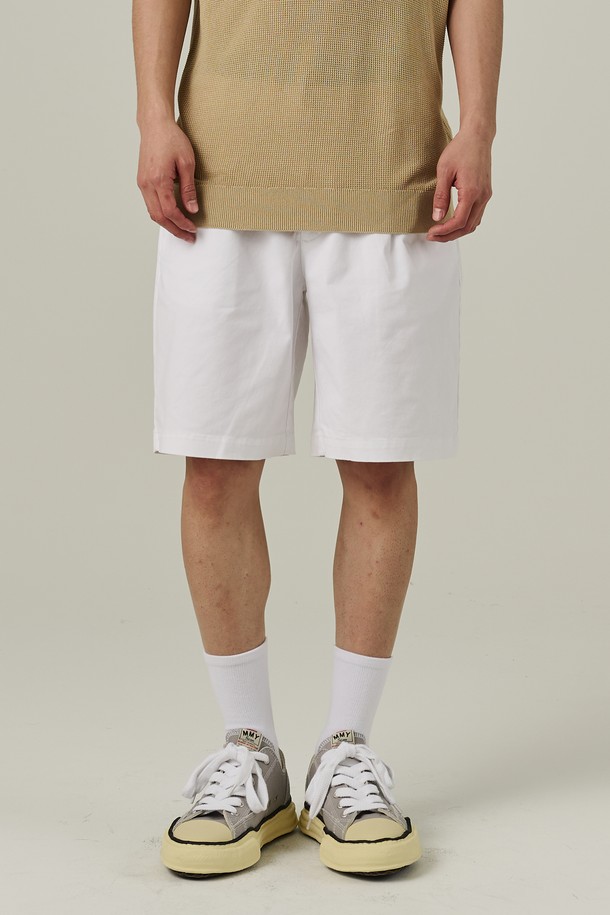 데일리로 활용하기 좋은 남성용 코튼 핀턱 반바지입니다. 부드러운 면 소재로 제작되었으며, 세미 와이드핏과 무지 화이트 컬러가 특징입니다. 핀턱 디테일과 앞주머니 디자인이 돋보이는 치노 스타일의 반바지로, 여름철 캐주얼하고 베이직한 스타일을 연출할 수 있습니다.
