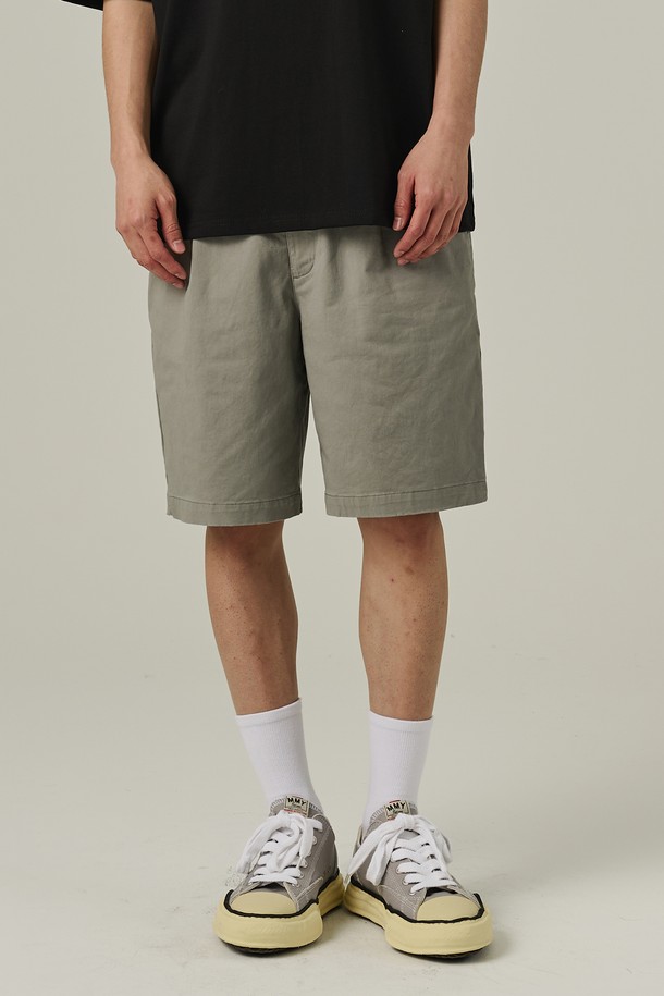 여름에 어울리는 카키 색상의 남성용 코튼 핀턱 반바지입니다. 얇은 면 소재로 제작되었으며, 세미 와이드 루즈핏으로 편안하게 착용 가능하고, 핀턱 디테일과 앞주머니 디자인이 특징입니다. 베이직하고 캐주얼한 스타일로 일상에서 활용하기 좋은 무지 패턴의 치노 스타일 반바지입니다.
