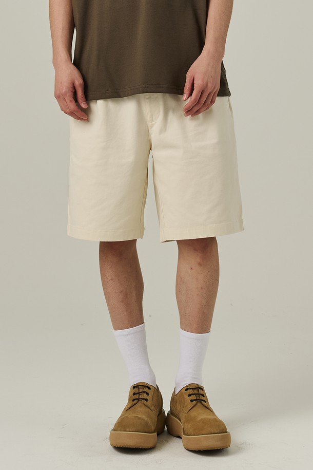 남성용 아이보리 색상의 코튼 핀턱 반바지입니다. 베이직하고 캐주얼한 무드를 연출하며, 핀턱 디테일과 앞주머니, 치노 스타일이 돋보입니다. 면 소재로 제작되었고, 세미와이드 루즈핏으로 편안하게 착용할 수 있는 여름 시즌 반바지입니다.
