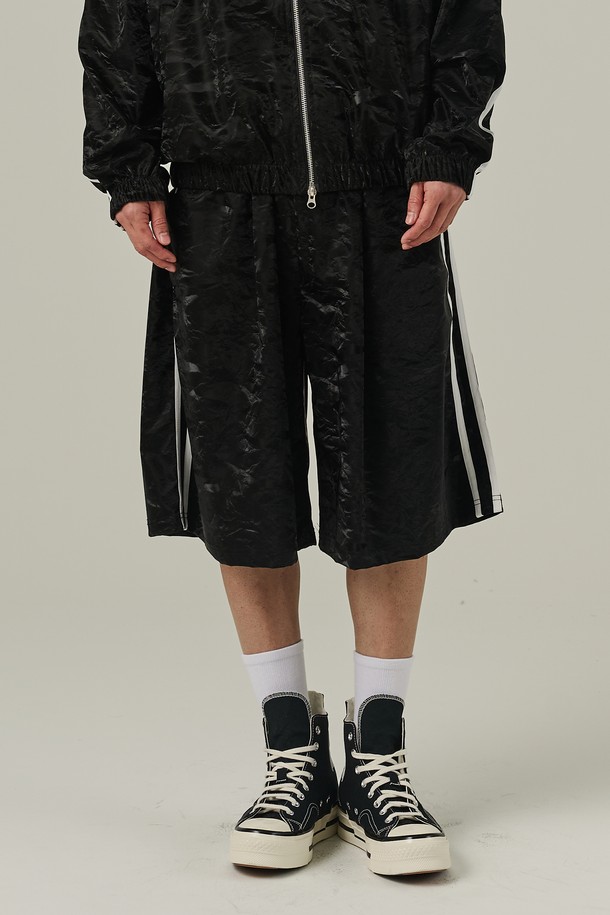 트렌디한 스트릿 무드의 남성용 트랙 버뮤다 팬츠입니다. 블랙 색상에 트럭 스타일 패턴이 돋보이며, 봄, 여름철 일상 및 트레이닝에 적합합니다. 관리가 용이한 폴리에스터 소재로 제작되었고 스트릿핏으로 편안하게 착용할 수 있습니다.
