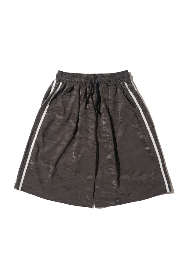 차콜 색상의 트랙 버뮤다 팬츠는 폴리에스테르 소재로 제작되어 봄, 여름철 일상 및 트레이닝에 적합합니다. 스트릿, 스포티, 캐주얼 무드를 연출하며 트럭 스타일 패턴이 돋보이는 루즈핏 디자인입니다. 엘라스틱 밴드와 얇은 두께로 편안한 착용감을 제공하며 데일리 코디에 용이합니다.
