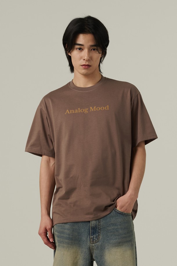 부드러운 촉감의 20수 원단으로 제작된 베이직 로고 반팔티 (모카)입니다. 텀블 가공 처리로 세탁 후 변형을 최소화했으며, 브랜드 로고 디자인이 돋보입니다. 남성용 레귤러 핏으로, 봄, 여름철 일상에서 다양한 스타일링이 가능합니다.
