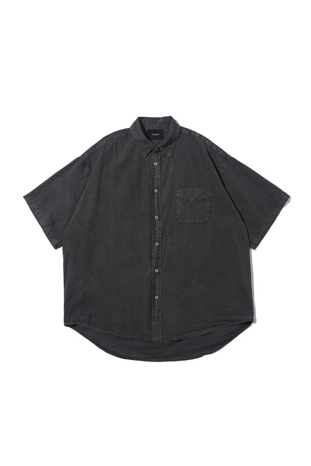 CB PIGMENT SHORT SLEEVE SHIRT (CHARCOAL)은 차콜 색상의 공용 셔츠입니다. 면 소재로 제작되었으며, 피그먼트 워싱 가공을 거쳐 캐주얼하고 스트릿한 무드를 연출합니다. 반소매 기장의 무지 패턴 셔츠로 봄, 여름철 일상복으로 적합합니다.
