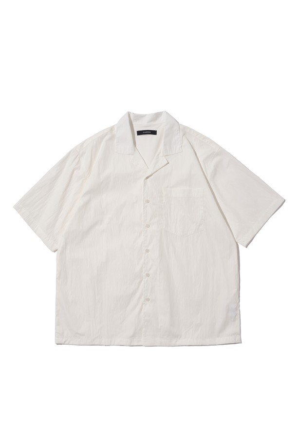 화이트 색상의 COOL WASHING SHORT SLEEVE SHIRT는 레이온, 나일론, 폴리에스테르 혼방 소재로 제작되어 부드러운 촉감과 가벼운 착용감을 선사하는 남녀 공용 셔츠입니다. 통기성이 뛰어나 여름철 데일리웨어로 적합하며, 베이직하고 캐주얼한 무드를 연출합니다. 오버핏에 반소매 디자인, 무지 패턴으로 다양한 스타일링이 가능합니다.
