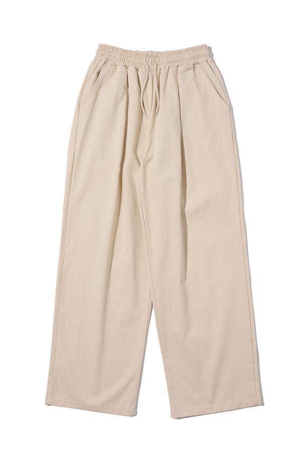 부드러운 면 소재로 제작된 아이보리 컬러의 밴딩 와이드 팬츠입니다. 베이직하고 캐주얼한 스타일로, 사계절 내내 편안하게 착용 가능한 루즈핏의 긴바지입니다. 밴딩 처리로 편안한 착용감을 제공하며, 드레이프성이 좋아 자연스러운 실루엣을 연출합니다.
