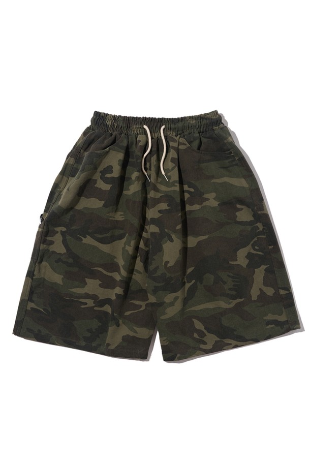 차콜 블랙 색상의 CAMO PATTERN BIO BERMUDA PANTS는 남성을 위한 카고 스타일의 버뮤다 팬츠입니다. 면 소재로 제작되었으며, 카모 패턴과 와이드핏 디자인이 특징이며, 바이오 워싱 가공을 거쳐 하드한 촉감을 제공합니다. 밴딩 처리되어 편안한 착용감을 선사하며, 봄, 여름 시즌 일상에서의 포인트 코디에 적합합니다.
