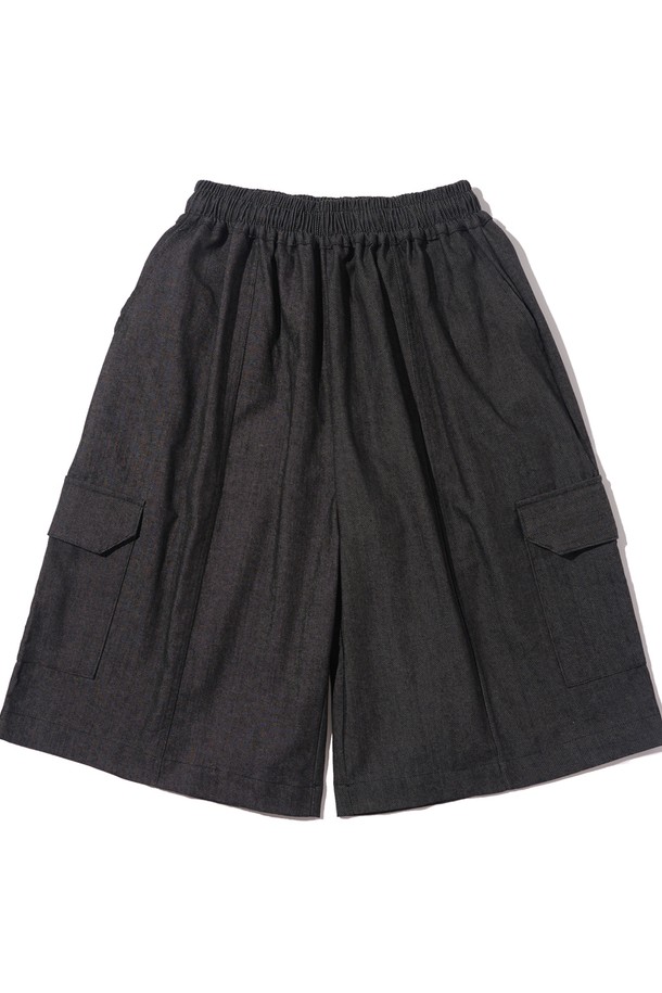 논페이드 소재로 제작된 블랙 컬러의 NONFADE CARGO BERMUDA PANTS는 남녀 모두 편안하게 착용 가능한 레귤러핏 카고 반바지입니다. 신축성 있는 허리 밴드와 카고 포켓 디테일이 돋보이며, 면과 폴리에스테르 혼방 소재로 봄, 여름철 일상에서 캐주얼하고 스트릿한 스타일을 연출하기에 좋습니다. 무지 패턴으로 다양한 상의와 매치하기 용이합니다.
