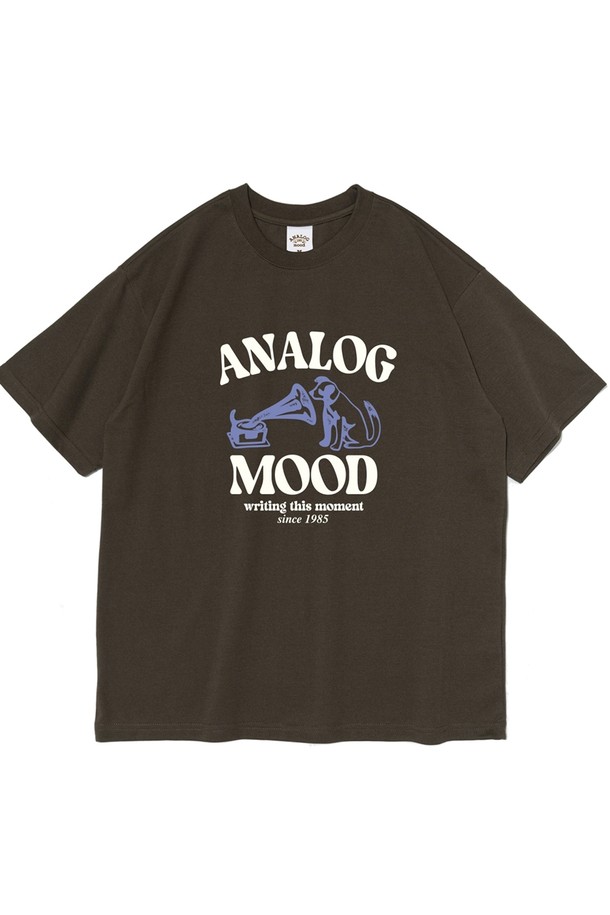 사운드 오브 반팔티 (카키)는 면 35%, 폴리에스테르 65% 혼방 소재로 제작되어 부드러운 촉감과 편안한 착용감을 제공합니다. 베이직하고 캐주얼한 스타일의 레귤러핏 반팔 티셔츠로, 봄, 여름 시즌에 활용하기 좋으며 라운드넥 디자인과 카키 컬러가 특징입니다. 변형 방지 가공 처리 및 이중 가공으로 제작되어 관리가 용이하며 장기간 착용할 수 있습니다.
