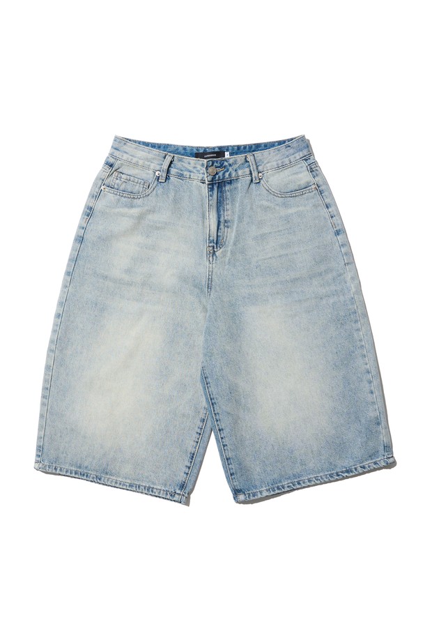 무릎 아래까지 내려오는 기장감의 BERMUDA DENIM PANTS (LIGHT BLUE)는 브러쉬 워싱으로 포인트를 준 와이드핏 데님 반바지입니다. 일상 및 스트릿 스타일 모두 소화 가능하며, 봄, 여름 시즌에 시원하게 착용하기 좋습니다. 깔끔한 베이직 스타일로 다양한 상의와 매치하여 폭넓은 스타일 연출이 가능합니다.
