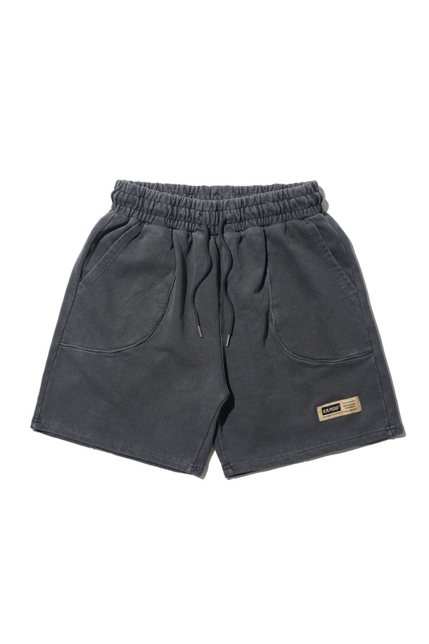 CB IN PIGMENT LINE SHORTS (CHARCOAL)는 부드러운 면 소재로 제작되어 편안한 착용감을 선사하는 남성용 릴랙스핏 반바지입니다. 차콜 컬러의 무지 디자인에 신축성 있는 허리 밴딩과 포켓 라인 디테일을 더해 캐주얼하면서도 베이직한 스타일을 연출합니다. 봄, 여름 시즌 데일리룩에 활용하기 좋은 중간 기장의 반바지입니다.
