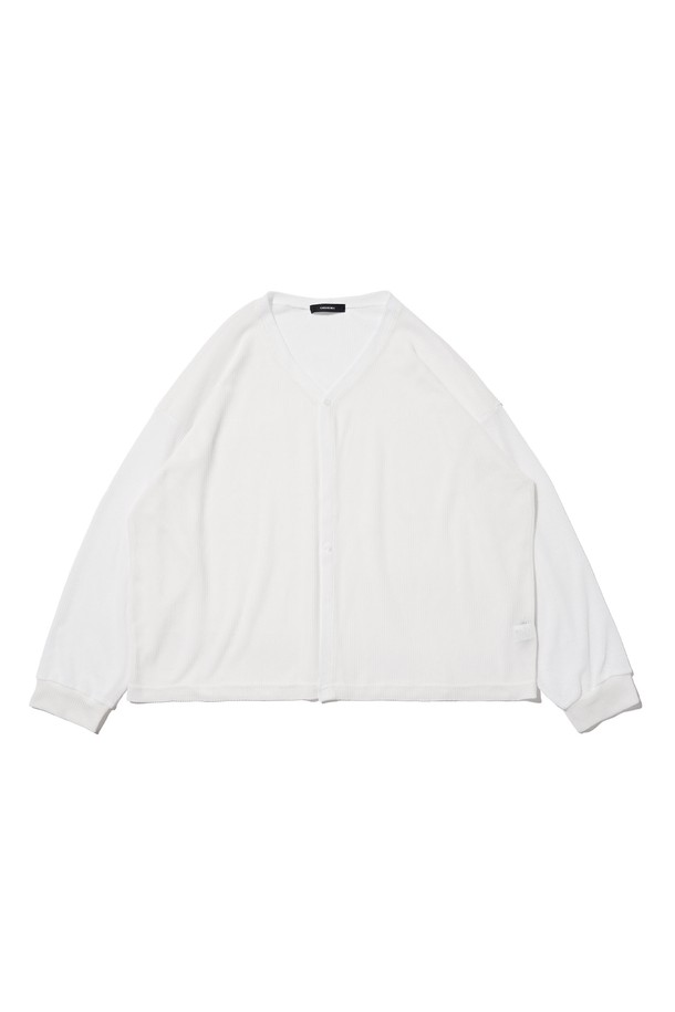 화이트 컬러의 TWO BUTTON SUMMER OVER CARDIGAN은 얇은 두께감으로 부드럽게 착용되는 여름용 가디건입니다. 루즈핏과 오버핏으로 편안한 착용감을 선사하며, 드롭숄더 디자인과 투버튼 디테일이 돋보입니다. 라운드넥과 긴소매 디자인으로 베이직하면서도 캐주얼한 스타일을 연출하여 에어컨 가디건으로 활용하기 좋습니다.
