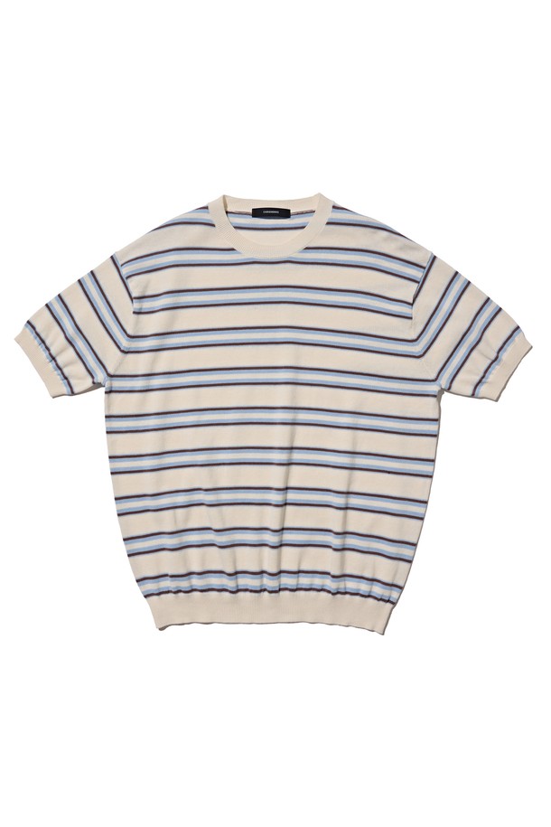 **STRIPE EDITION HALF KNIT (IVORY)**는 부드러운 촉감의 면 소재로 제작된 반소매 라운드넥 니트입니다. 아이보리, 차콜, 블루 컬러의 스트라이프 패턴이 돋보이며, 얇은 두께감으로 여름철에도 시원하게 착용할 수 있습니다. 밀도 높은 원사를 사용하여 착용감이 우수하며, 베이직하고 캐주얼한 스타일로 데일리 아이템으로 활용하기 좋습니다.
