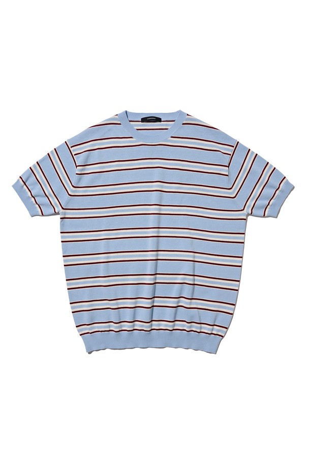 **STRIPE EDITION HALF KNIT (BLUE)**는 여름철에도 시원하게 착용할 수 있는 공용 반소매 니트/스웨터입니다. 부드러운 면 소재에 레귤러핏과 라운드넥 디자인으로 편안한 착용감을 선사하며, 블루, 차콜, 아이보리 세 가지 색상으로 만나볼 수 있습니다. 고밀도 원사를 사용하여 제작되었으며, 베이직한 스트라이프 패턴으로 다양한 스타일링에 활용하기 좋습니다.
