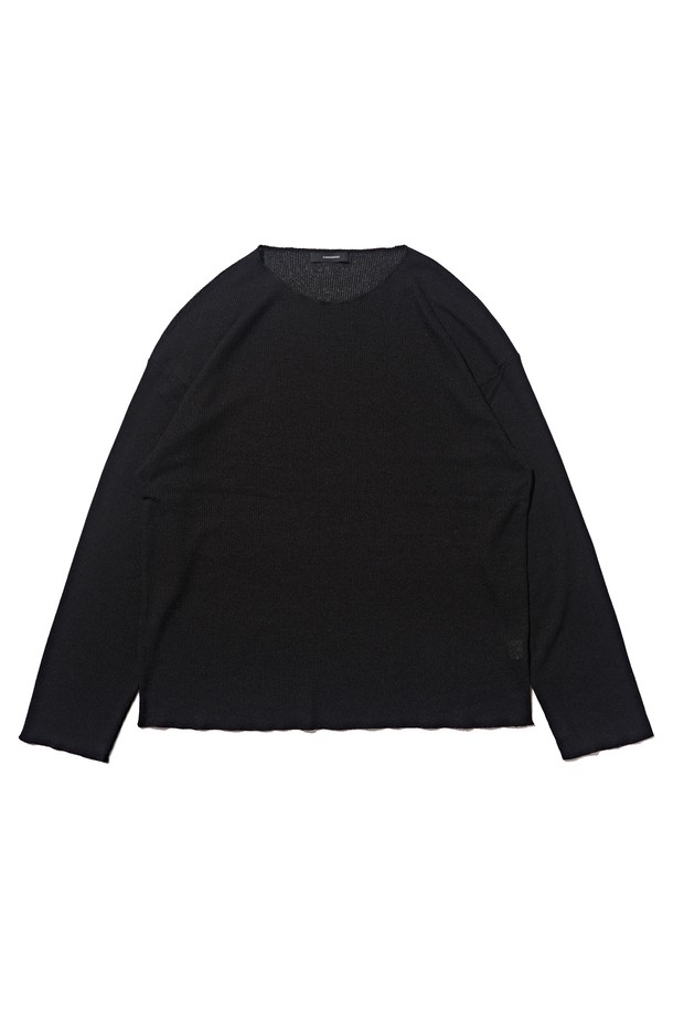 라운드 넷 컷 니트 (블랙)는 여름철에도 시원하게 착용 가능한 공용 니트/스웨터입니다. 블랙, 브라운, 그레이의 세 가지 색상으로 출시되었으며, 베이직한 스타일을 추구하는 분들께 적합합니다. 폴리에스터와 스판덱스 혼방 소재로 제작되어 흡습 및 속건 기능이 뛰어나며, 얇은 두께감과 통기성 좋은 디자인으로 쾌적한 착용감을 선사합니다. 라운드넥과 긴 소매, 절개 패턴이 특징이며, 미니멀, 클래식, 캐주얼 등 다양한 스타일 연출에 활용할 수 있습니다.
