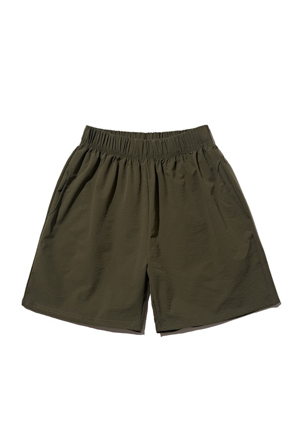 CREEZ WIND HALF PANTS (KHAKI)는 일상과 운동 모두에 적합한 남녀 공용 반바지입니다. 부드러운 폴리에스테르 소재로 제작되어 얇고 가벼우며, 뛰어난 통기성과 신축성을 제공합니다. 루즈핏에 밴딩 허리로 편안한 착용감을 선사하며, 카키색 무지 디자인으로 스포티하면서도 캐주얼한 스타일을 연출합니다.
