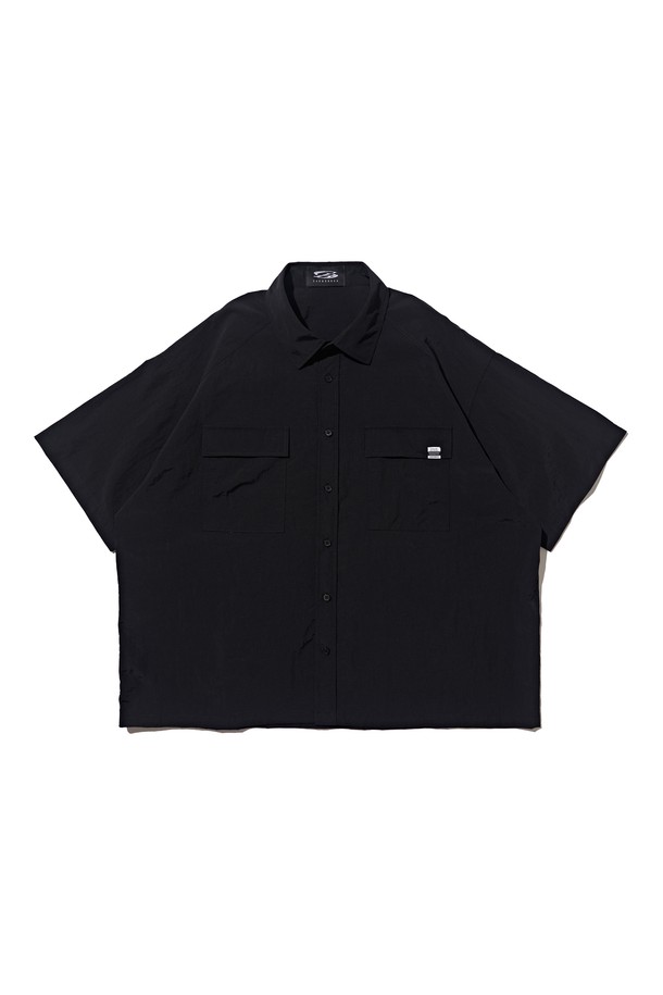 블랙과 화이트 컬러로 출시된 NYLON OVER POCKET SHORT SLEEVE SHIRT는 캐주얼한 무드의 여름 셔츠입니다. 가볍고 얇은 나일론 소재에 오버핏 실루엣, 셔츠 칼라, 반소매 기장으로 편안한 착용감을 선사하며, 앞면 투 포켓 디자인으로 실용성을 더했습니다. FREE 사이즈로 제작되어 일상 및 여행 시 폭넓게 활용하기 좋습니다.
