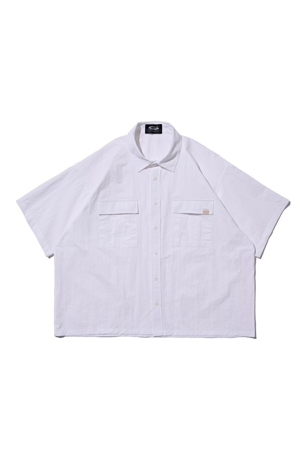 시원한 여름을 위한 NYLON OVER POCKET 반소매 셔츠 (화이트)입니다. 가볍고 시원한 나일론 소재에 오버핏 실루엣으로 편안한 착용감을 선사하며, 데일리, 바캉스, 캐주얼 등 다양한 스타일에 활용하기 좋습니다. 셔츠 칼라와 정면 투 포켓 디자인으로 캐주얼한 무드를 더했습니다.
