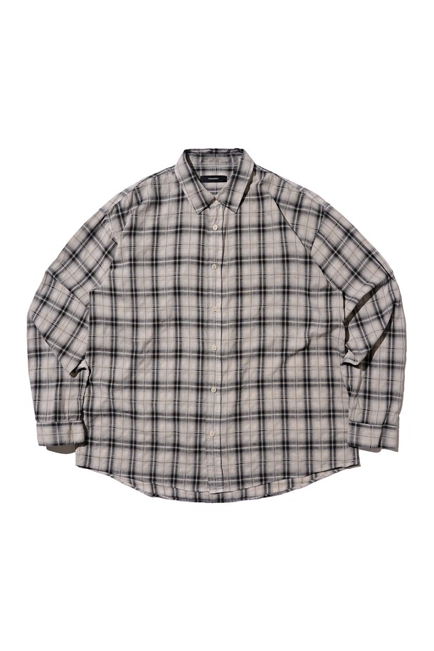 피그먼트 세미 체크 셔츠 (베이지)는 남성 고객을 위한 셔츠입니다. 부드러운 면 소재로 제작되어 편안한 착용감을 선사하며, 오버핏 실루엣과 레귤러 기장으로 트렌디한 스타일을 연출합니다. 베이지와 핑크 컬러의 체크 패턴이 돋보이며, 스트릿, 캐주얼 무드를 모두 소화할 수 있습니다. 피그먼트 워싱 처리로 빈티지한 멋을 더했으며, 봄, 가을 시즌에 활용하기 좋습니다. 긴소매 디자인으로 다양한 스타일링이 가능합니다.
