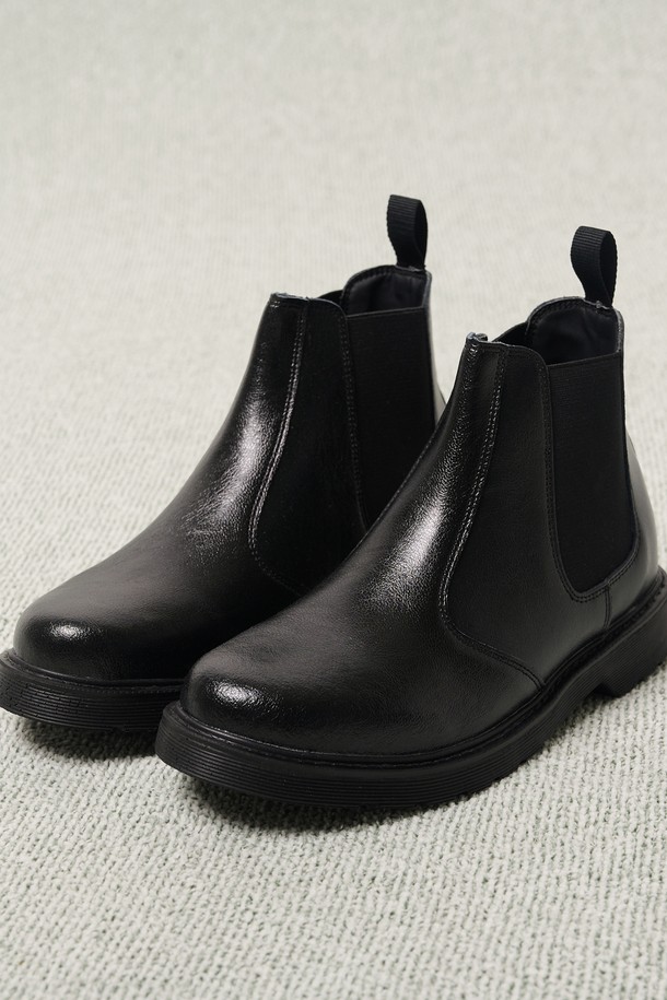 세련된 남성 스타일을 완성하는 스탠다드 라운드 레더 첼시 부츠 (블랙)입니다. 부드러운 소가죽 소재로 제작되어 사계절 내내 착용 가능하며, 3cm 로우힐이 편안한 착용감을 선사합니다. 미니멀, 클래식, 시크 스타일을 즐겨 입는 남성분들께 출근룩과 데이트룩에 완벽한 조화를 선사합니다. 핸드메이드 제작으로 완성도를 높였으며, 가벼운 착용감과 클린한 실루엣이 돋보입니다. 내외부 솔 적용으로 견고함을 더했습니다.

