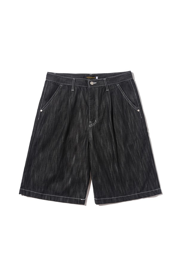 논페이드 데님 소재의 블랙 하프 팬츠입니다. 베이직한 스타일의 레귤러핏으로, 여름철 데일리룩에 활용하기 좋습니다. 스티치 라인 디자인과 버뮤다 스타일로 포인트를 더했으며, 면과 폴리에스테르 혼방 소재로 제작되어 편안한 착용감을 선사합니다.
