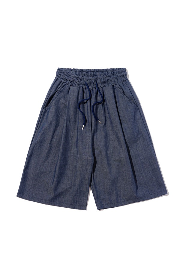 시원한 린넨과 면 혼방 소재로 제작된 TWO-TUCK LINEN BERMUDA PANTS (BLUE)입니다. 넉넉한 레귤러 핏과 투턱 디테일이 편안함과 스타일리시함을 동시에 선사하며, 여름철 캐주얼룩에 완벽하게 어울립니다. 블루, 베이지, 아이보리, 블랙, 카키 등 다양한 컬러로 출시되어 폭넓은 선택이 가능합니다.
