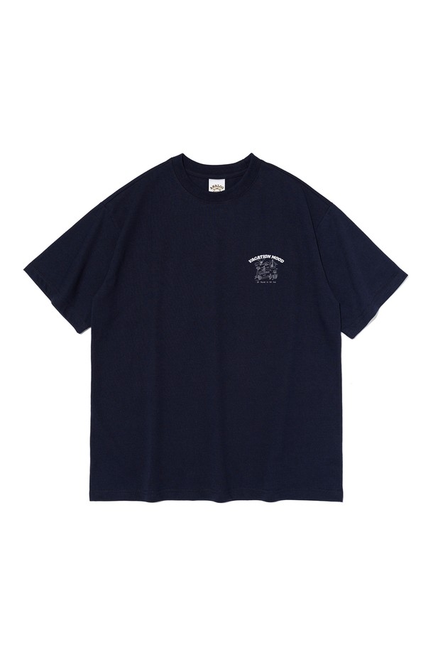 네이비 컬러의 썸머 베케이션 무드 반팔 티셔츠입니다. 폴리에스테르와 면 혼방 소재로 제작되어 편안한 착용감을 제공하며, 캐주얼한 스타일을 연출합니다. 아치형 로고와 그래픽 디자인, 세미오버핏으로 트렌디함을 더했고, 다양한 코디에 활용하기 좋습니다.
