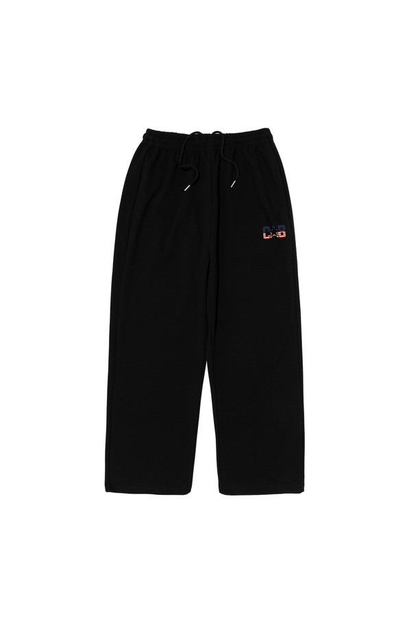 AMERICAN LOGO 로고 스웨트 팬츠 (블랙)는 남녀 모두 착용 가능한 캐주얼 스웨트 팬츠입니다. 면과 폴리에스테르 혼방 소재로 제작되어 부드러운 촉감과 뛰어난 통기성을 자랑하며, 레귤러핏에 밴딩 처리로 편안한 착용감을 선사합니다. 블랙, 그레이, 카키 세 가지 색상으로 출시되었으며, 로고 패턴과 빈티지한 그래픽 디자인이 돋보이는 데일리 아이템입니다.
