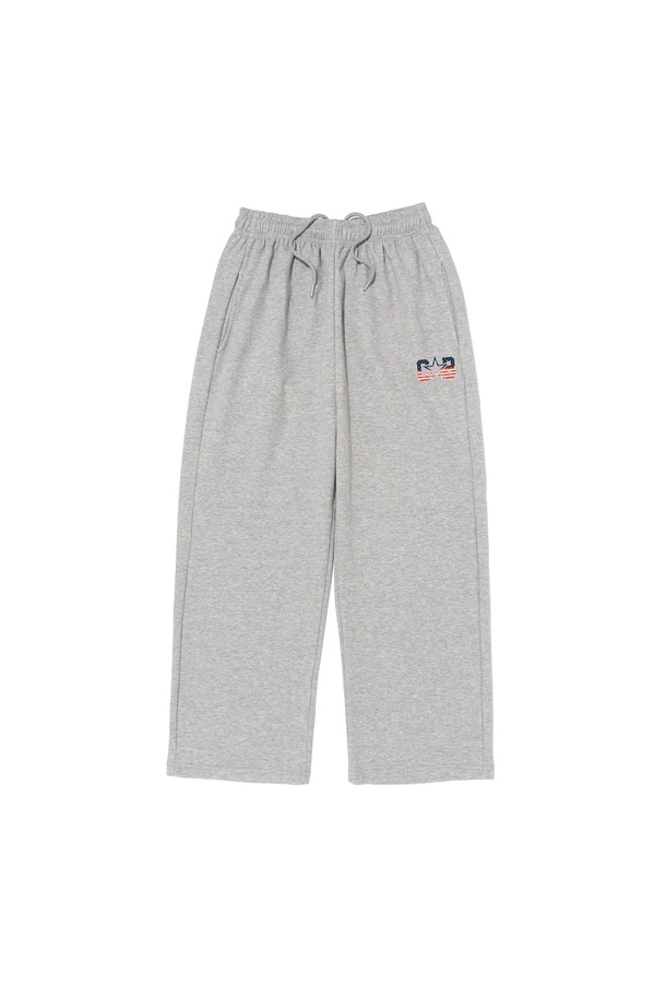 "AMERICAN LOGO LOGO SWEAT PANTS (GRAY)"는 남녀 공용으로, 캐주얼하고 빈티지한 스타일을 연출하는 스웨트 팬츠입니다. 면과 폴리에스테르 혼방 소재로 제작되어 부드러운 촉감과 편안한 착용감을 제공하며, 레귤러핏에 긴 기장으로 제작되었습니다. 봄, 가을, 겨울에 활용하기 좋으며, 로고 패턴과 밴딩 허리로 디자인되어 데일리 아이템으로 추천합니다.
