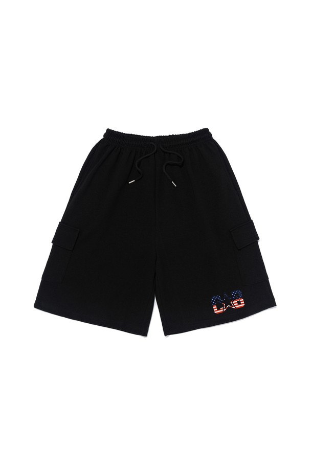 AMERICAN LOGO CARGO BERMUDA HALF PANTS (BLACK)는 캐주얼하고 스포티한 스타일의 남성용 반바지입니다. 블랙 컬러에 레귤러 핏으로 제작되었으며, 여름철 일상복으로 활용하기 좋습니다. 로고 패턴과 카고 포켓 디테일이 특징이며, 허리 밴딩으로 편안한 착용감을 제공합니다.
