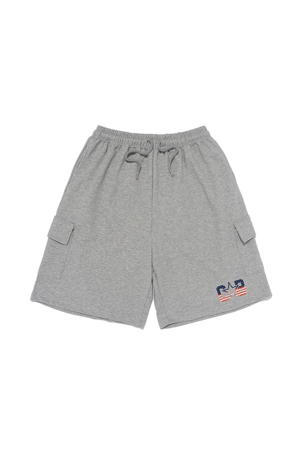 AMERICAN LOGO CARGO BERMUDA HALF PANTS (GRAY)는 여름철 일상에서 편안하게 착용하기 좋은 남성용 카고 반바지입니다. 그레이 컬러에 캐주얼하고 스포티한 스타일을 더했으며, 레귤러핏으로 편안한 착용감을 제공합니다. 면과 폴리에스테르 혼방 소재로 제작되어 부드러운 촉감과 통기성을 자랑하며, 카고 디자인과 그래픽 로고, 밴딩 처리로 실용성을 높였습니다.
