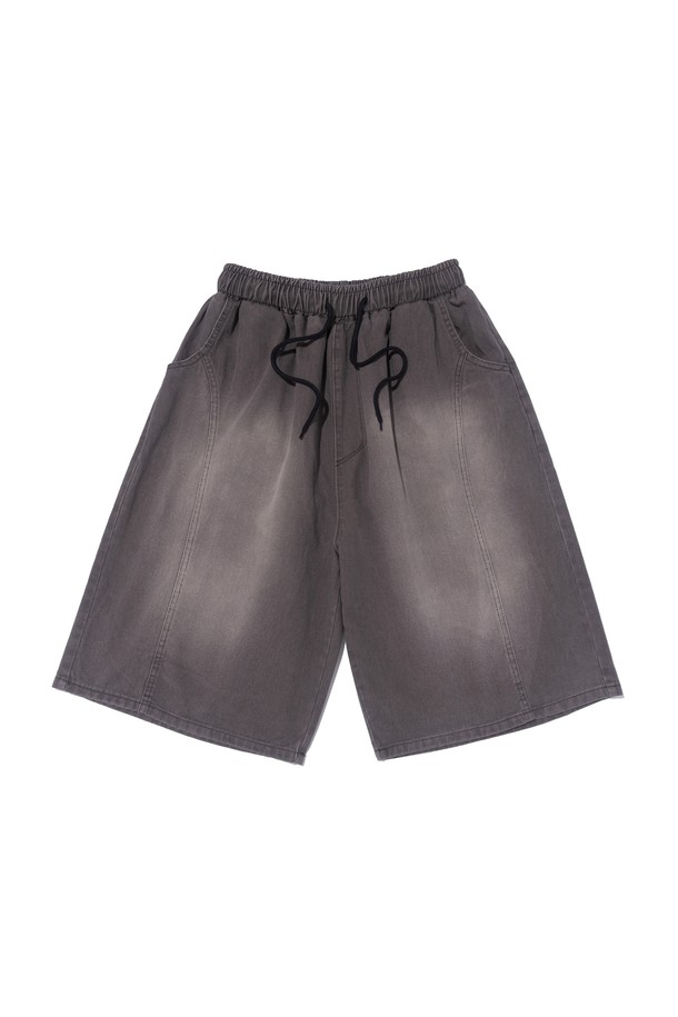 SIDE WAVE CACCION BERMUDA PANTS (GRAY)는 부드러운 면 소재로 제작되어 편안한 착용감을 제공하는 7부 기장의 버뮤다 팬츠입니다. 그레이, 베이지, 카키 세 가지 색상으로 출시되었으며, 캐주얼하고 베이직한 스타일을 연출하기 좋습니다. 카션 염색과 절개 디테일, 깔끔한 실루엣의 벌룬핏 루즈핏 바지로, 일상생활에서 폭넓게 활용할 수 있습니다.
