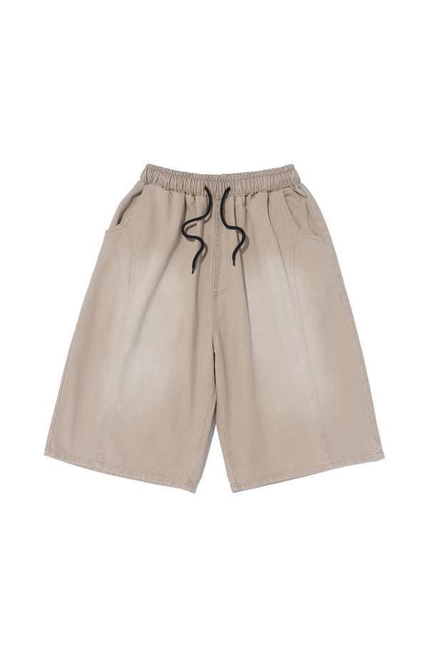 SIDE WAVE CACCION BERMUDA PANTS (BEIGE)는 캐주얼하고 베이직한 스타일의 남녀 공용 버뮤다 팬츠입니다. 면 소재의 루즈핏 와이드 실루엣에 7부 또는 버뮤다 기장으로 제작되었으며, 밴딩 허리로 편안한 착용감을 제공합니다. 베이지, 카키, 그레이 세 가지 색상으로 출시되었으며, 캐션 염색과 사이드 웨이브 디테일이 특징입니다.
