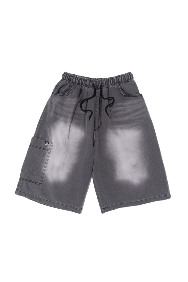 샌드 브러쉬 포켓 버뮤다 데님 팬츠 (그레이)는 캐주얼한 스타일을 연출하기 좋은 7부 기장의 와이드핏 데님 팬츠입니다. 샌드워싱 처리된 그레이 컬러 데님 소재에 밴딩 허리와 루즈핏으로 편안한 착용감을 제공하며, 비대칭 포켓 디자인으로 포인트를 더했습니다. 봄, 여름 시즌 일상복으로 활용하기 좋은 아이템입니다.
