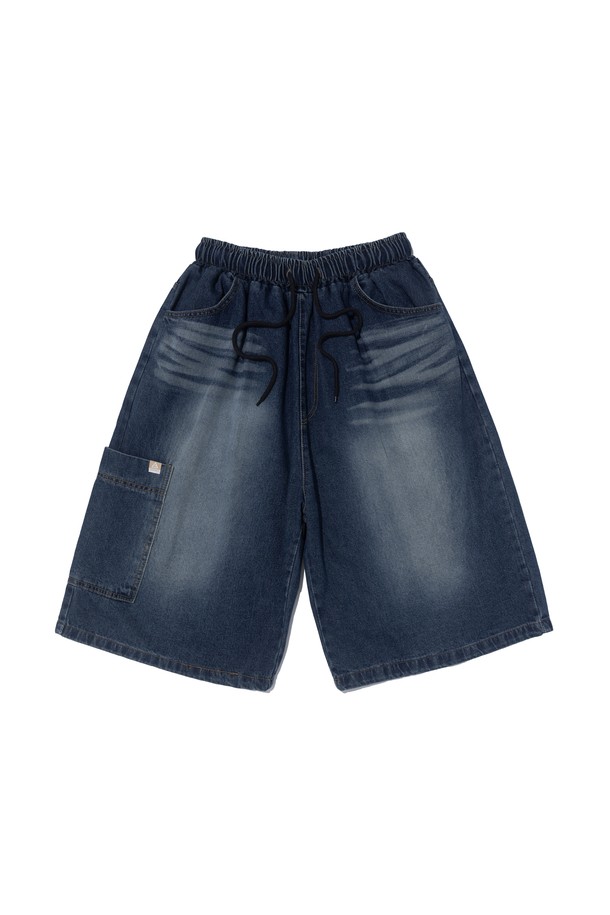 **SAND BRUSH POCKET BERMUDA DENIM PANTS (BLUE)**는 남녀 공용으로 착용 가능한 캐주얼 스타일의 버뮤다 데님 팬츠입니다. 봄, 여름 시즌에 적합하며, 워싱 처리된 블루 컬러의 데님 소재와 벌룬핏, 루즈핏의 편안한 착용감을 제공합니다. 비대칭 포켓 디자인과 밴딩 처리로 활동성을 높였으며, 드레이프 실루엣과 포켓 디테일이 돋보이는 7부~버뮤다 기장의 팬츠입니다.
