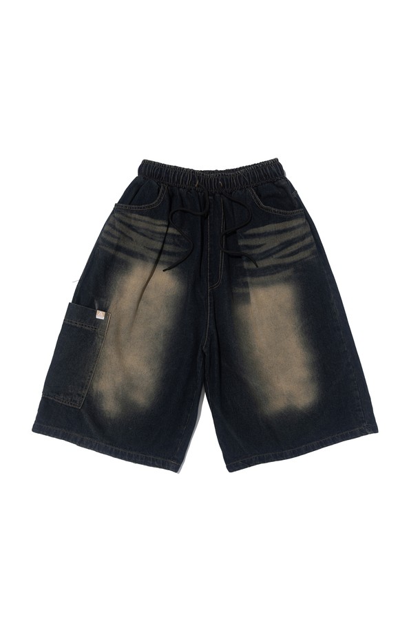 샌드 브러쉬 워싱 기법으로 빈티지한 멋을 살린 SAND BRUSH POCKET BERMUDA DENIM PANTS (D.BLUE)입니다. 밴딩 허리와 벌룬핏으로 편안한 착용감을 제공하며, 7~8부 기장으로 시원하게 즐길 수 있습니다. 비대칭 포켓 디자인과 트렌디한 스타일로 여름철 캐주얼 룩에 포인트를 더해보세요.
