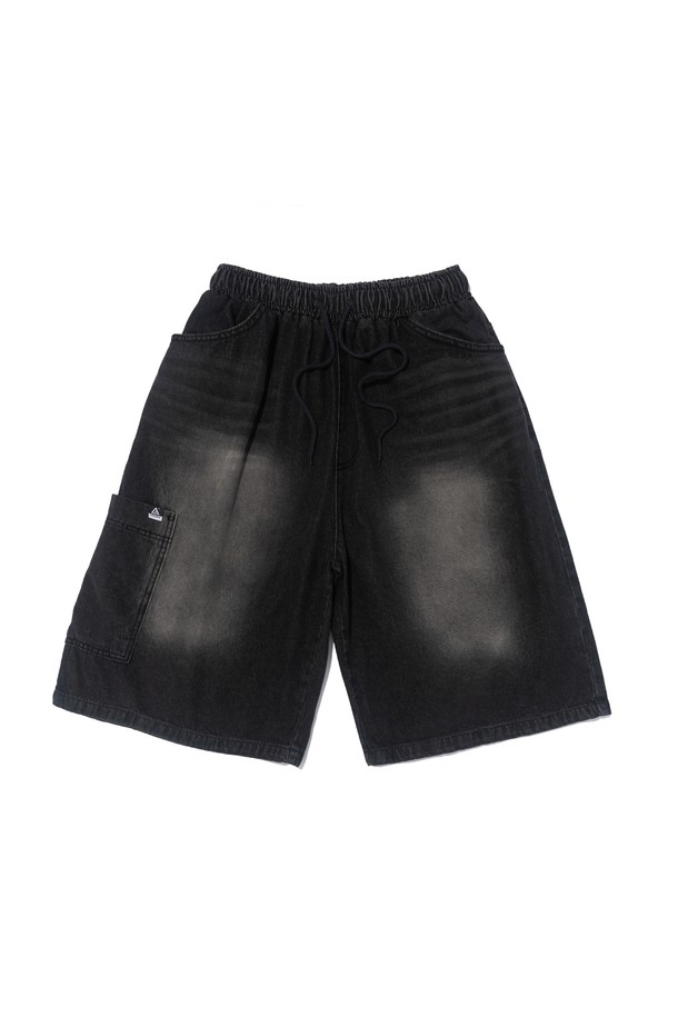 샌드 브러쉬 포켓 버뮤다 데님 팬츠 (블랙)는 남녀 모두 착용 가능한 캐주얼 스타일의 5부 기장 데님 버뮤다 팬츠입니다. 샌드워싱 가공된 블랙 데님 소재에 벌룬핏과 루즈핏을 더하여 편안하고 자연스러운 실루엣을 연출합니다. 독특한 비대칭 포켓 디자인과 밴딩 처리로 실용성을 높여 봄, 여름철 데일리룩으로 활용하기 좋습니다.
