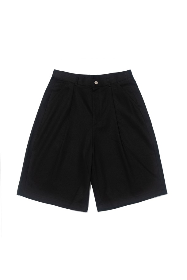 프리미엄 코튼 소재로 제작된 블랙 컬러의 ONE-TUCK 버뮤다 팬츠입니다. 릴랙스 핏의 레귤러핏으로 편안한 착용감을 선사하며, 봄, 여름 시즌 일상복으로 활용하기 좋습니다. 깔끔한 무지 패턴에 원턱 디자인으로 세련된 스타일을 연출합니다.
