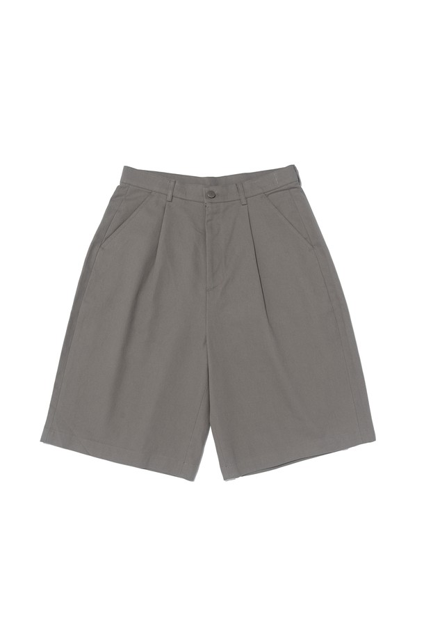 PREMIUM COTTON ONE-TUCK BERMUDA PANTS (GRAY)는 부드러운 면 소재로 제작된 남성용 5부 버뮤다 팬츠입니다. 베이직하고 캐주얼한 스타일의 레귤러핏으로, 여름철 일상에서 편안하게 착용하기 좋습니다. 그레이 컬러의 무지 디자인에 원턱 디테일이 더해져 세련된 느낌을 줍니다.
