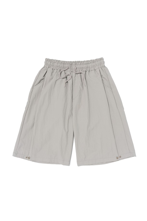 NYLON PINTUCK BERMUDA PANTS (GRAY)는 캐주얼한 무드의 여름용 버뮤다 팬츠입니다. 가볍고 시원한 나일론 소재에 핀턱 디테일과 와이드 실루엣으로 편안한 루즈핏을 제공하며, 밑단 스트링으로 핏 조절이 가능합니다. 데일리룩에 활용하기 좋은 그레이 컬러의 밴딩 반바지입니다.
