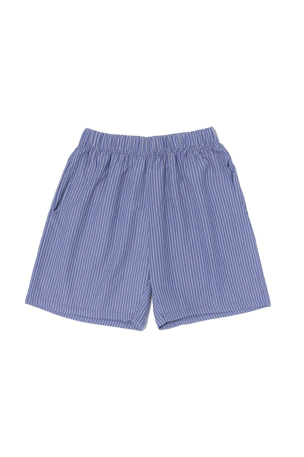 **SUMMER MARINE SHORTS (BLUE)**는 시원한 여름을 위한 여성용 반바지입니다. 부드러운 촉감의 면, 폴리에스테르, 레이온 혼방 소재로 제작되었으며, 얇은 두께와 통기성 좋은 디자인으로 편안한 착용감을 선사합니다. 마린 스타일의 패턴과 릴랙스핏, 밴딩 허리, 파자마 스타일로 일상 및 캐주얼 룩으로 활용 가능하며, 세트 또는 단품으로도 멋스럽게 연출할 수 있습니다.
