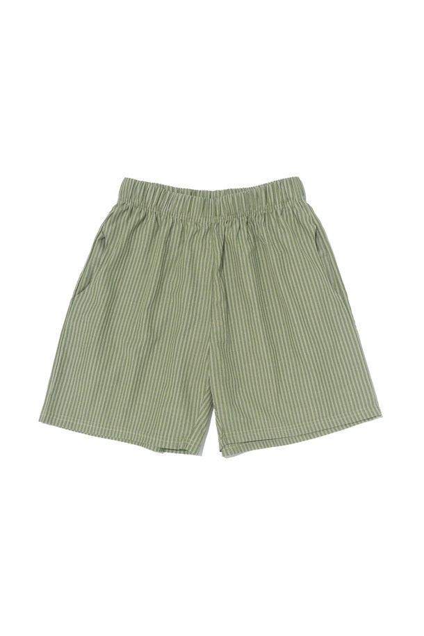 SUMMER MARINE SHORTS (GREEN)는 시원한 여름을 위한 캐주얼 반바지입니다. 면, 폴리에스테르, 레이온 혼방의 부드러운 촉감과 얇은 두께로 편안한 착용감을 선사하며, 릴랙스핏과 밴딩 허리 디자인으로 활동성을 높였습니다. 마린 패턴과 그린 컬러가 어우러져 파자마 스타일의 편안함과 통기성을 갖춘, 일상에서 활용하기 좋은 아이템입니다.
