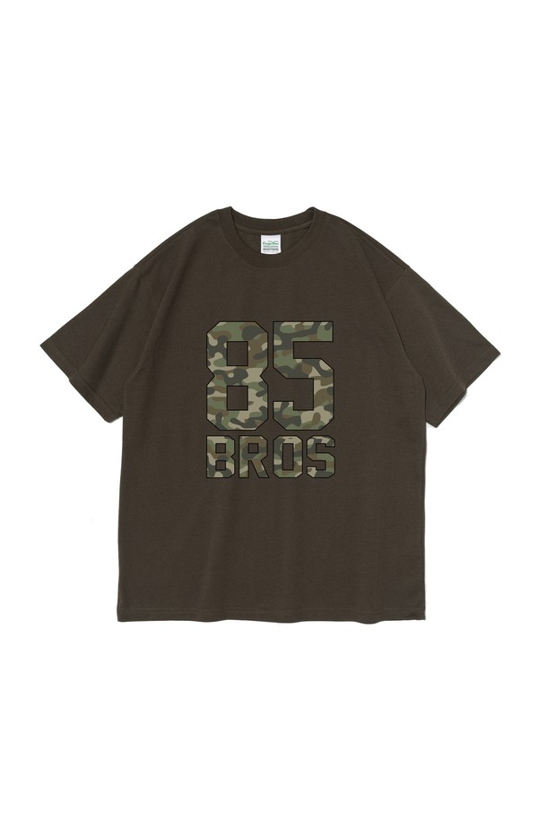 카키 컬러의 CAMO PATTERN 85 반팔 티셔츠입니다. 면 소재로 제작되어 부드러운 촉감을 자랑하며, 봄, 여름에 가볍게 착용하기 좋습니다. 밀리터리 스타일의 카모 패턴과 레귤러핏 디자인으로 캐주얼한 느낌을 연출하며, 라운드넥과 숫자 프린트가 특징입니다.
