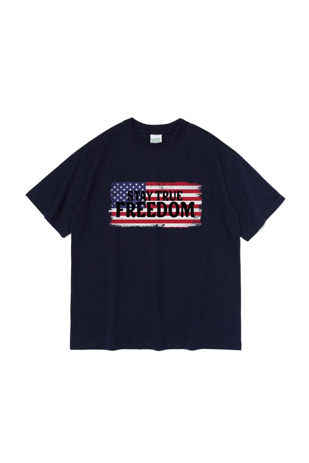 네이비 컬러의 AMERICAN FREEDOM 반소매 티셔츠입니다. 면과 폴리에스테르 혼방 소재로 제작되어 부드러운 촉감을 선사하며, 일상복으로 편안하게 착용할 수 있습니다. 캐주얼한 스타일의 라운드넥 티셔츠로, 봄, 여름에 어울리는 미국 국기 모티프의 그래픽 디자인이 돋보입니다.
