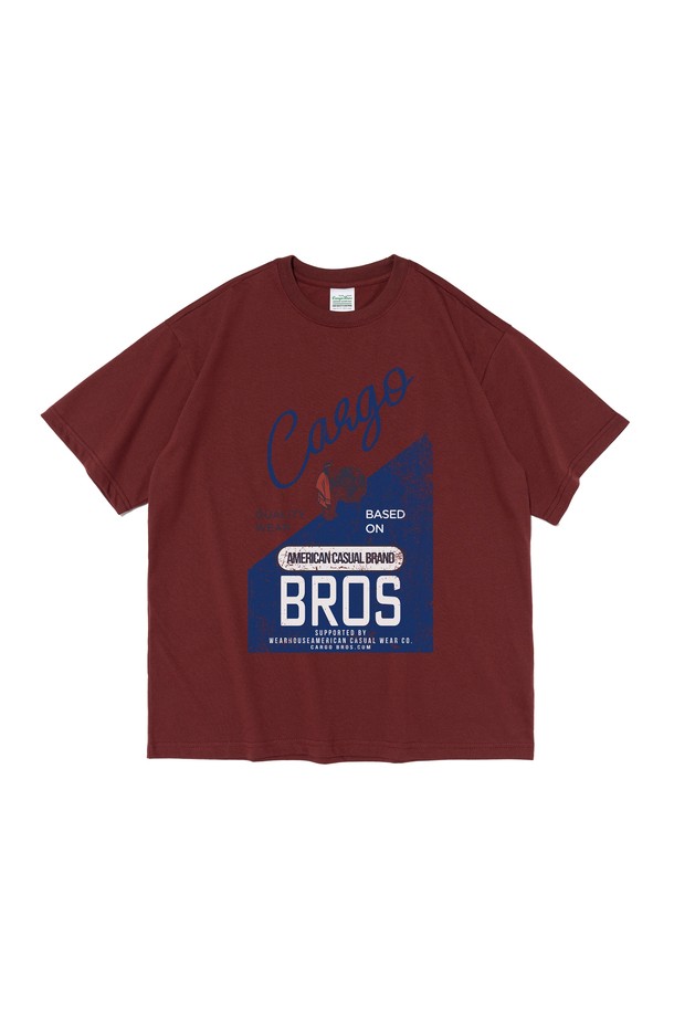 **BIG SIZE WESTERN BASE 반팔 티셔츠 (와인)**는 면과 폴리에스테르 혼방 소재로 제작되어 부드러운 촉감과 뛰어난 통기성을 자랑합니다. 넉넉한 레귤러핏과 라운드넥 디자인, 빈티지한 로고/프린트 패턴으로 캐주얼한 스타일을 연출하며, 빅사이즈로 편안하게 데일리룩을 완성할 수 있습니다. 봄, 여름 시즌에 활용하기 좋은 와인 컬러의 반팔 티셔츠입니다.
