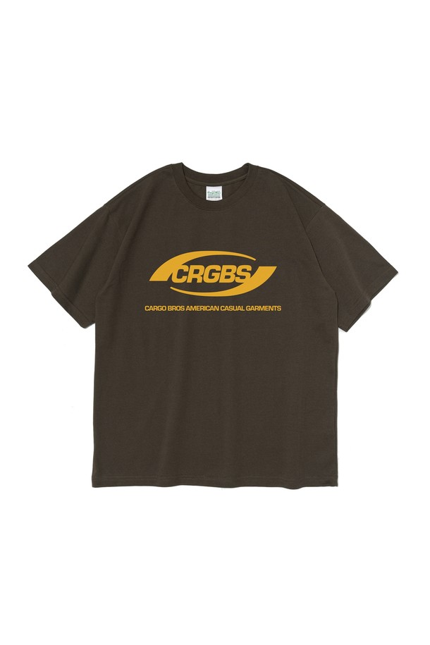 (BIG SIZE) 오버 박스 로고 반팔 티셔츠 (카키)는 넉넉한 오버핏으로 편안한 착용감을 선사합니다. 면 35%와 폴리에스터 65% 혼방 소재로 제작되어 부드러우면서도 내구성이 뛰어납니다. 전면에 서클 로고와 타입 로고 디자인이 포인트로, 캐주얼 및 스트릿 스타일을 연출하기 좋습니다. 카키, 화이트, 블랙, 와인 4가지 컬러로 출시되어, 다양한 하의와 쉽게 매치할 수 있습니다. 봄, 여름 시즌에 동네 마실룩, 여행룩 등 폭넓게 활용 가능한 아이템입니다.
