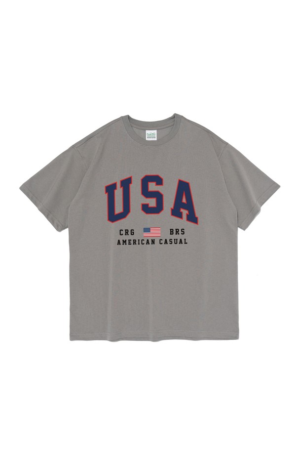 USA 플래그 프린트가 돋보이는 그레이 컬러의 반소매 티셔츠입니다. 부드러운 면 소재로 제작되어 봄, 여름철 일상에서 편안하게 착용하기 좋습니다. 라운드넥, 레귤러핏 디자인으로 남녀 모두 캐주얼하고 베이직한 스타일을 연출할 수 있습니다.
