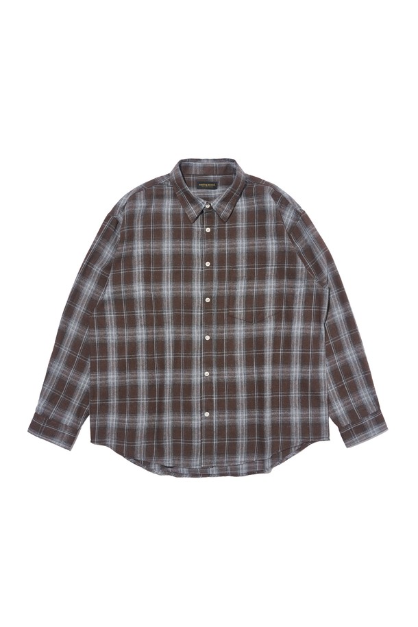 클래식 어반 체크셔츠 (브라운)는 봄, 가을에 어울리는 남녀 공용 상의입니다. 부드러운 촉감의 폴리에스테르와 면 혼방 소재로 제작되었으며, 오버핏과 레귤러 기장으로 편안한 착용감을 선사합니다. 차이나칼라와 긴소매 디자인, 브라운 컬러의 체크 패턴이 클래식하면서도 캐주얼한 분위기를 연출합니다. 셔츠/아우터 겸용이 가능하며 드레이프 실루엣으로 자연스러운 스타일을 완성합니다. 데이트룩, 카페룩, 가을 나들이룩 등 다양한 TPO에 매치하여 미니멀하고 세련된 스타일을 연출해보세요.
