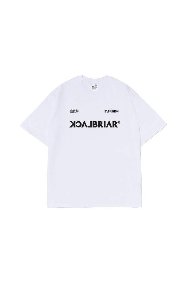 **BB 유니온 티셔츠 (화이트)**는 여름철 야외 활동, 스포츠, 여행에 적합한 티셔츠입니다. 부드러운 면과 에어쿨 소재로 제작되어 뛰어난 흡습, 통기, 속건 기능을 제공하며, 땀을 흘려도 쾌적한 착용감을 유지합니다. 레귤러핏으로 편안하게 착용 가능하며, 세탁 후에도 형태 유지력이 우수하여 관리가 용이합니다. 깔끔한 무지 디자인의 반소매 티셔츠로, 스포티하고 미니멀한 스타일을 연출하여 여행룩, 휴가룩 등 다양한 TPO에 활용하기 좋습니다.
