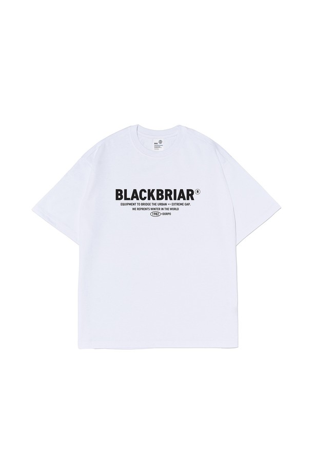 BB 1982 에센셜 티셔츠 (화이트)는 일상 및 스포츠 활동에 적합한 공용 티셔츠입니다. 봄, 여름 시즌에 어울리는 베이직하고 스포티한 스타일의 레귤러핏 반소매 티셔츠로, 라운드넥 디자인이 특징입니다. 면과 폴리에스테르 혼방 소재로 제작되어 부드러운 촉감을 제공하며, 흡습, 속건, 통기 기능으로 쾌적함을 유지합니다. 에어로쿨 원단 기술을 적용하여 쿨링 효과를 높였으며, 내구성이 강화되어 세탁 후에도 형태 변형 없이 오랫동안 착용할 수 있습니다. 무지 디자인의 화이트 컬러로 어떤 스타일에도 쉽게 매치할 수 있습니다.
